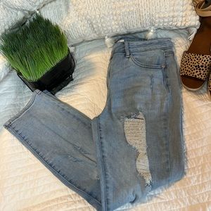 Judy Blue Light-wash Distressed Boyfriend fit Jean